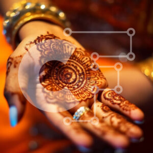 Intra Συλλεκτικό Ξύλινο Παζλ Plywood  4mm - Όμορφη κοντινή λήψη γυναικείου χεριού με σχέδια χέννας και χρυσό δαχτυλίδι Σε Ξύλινο Κουτί - Διαστάσεις Puzzle: 10x10 cm – 25 κομμάτια