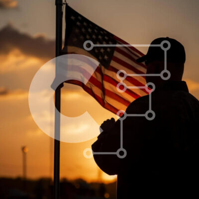 Intra Συλλεκτικό Ξύλινο Παζλ Plywood  4mm - Άνθρωπος με σιλουέτα ενάντια στη δύση του ηλίου με αμερικανική σημαία Σε Ξύλινο Κουτί - Διαστάσεις Puzzle: 10x10 cm – 25 κομμάτια - Image 1