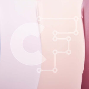 Intra Συλλεκτικό Ξύλινο Παζλ Plywood  4mm - Όμορφο κοντινό πορτρέτο μιας γυναίκας με σγουρά καστανά μαλλιά και ροζ κραγιόν Σε Ξύλινο Κουτί - Διαστάσεις Puzzle: 10x10 cm – 25 κομμάτια