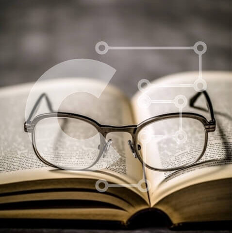 Intra Συλλεκτικό Ξύλινο Παζλ Plywood  4mm - Μελέτη με στυλ: Ανοιχτό βιβλίο και γυαλιά στο τραπέζι Σε Ξύλινο Κουτί - Διαστάσεις Puzzle: 10x10 cm – 25 κομμάτια - Image 1