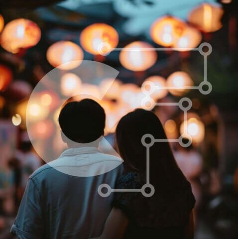 Intra Συλλεκτικό Ξύλινο Παζλ Plywood 4mm - Ρομαντικό ζευγάρι που περπατά στο σοκάκι τη νύχτα Σε Ξύλινο Κουτί - Διαστάσεις Puzzle: 10x10 cm – 25 κομμάτια - Image 1