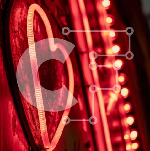 Intra Συλλεκτικό Ξύλινο Παζλ Plywood 4mm - Κόκκινη πινακίδα νέον σε σχήμα καρδιάς στο παλιό κτίριο Σε Ξύλινο Κουτί - Διαστάσεις Puzzle: 10x10 cm – 25 κομμάτια - Image 1