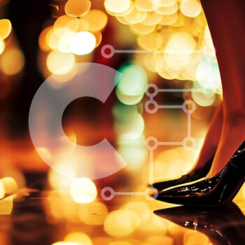 Intra Συλλεκτικό Ξύλινο Παζλ Plywood  4mm - Γυναίκα με ψηλοτάκουνα παπούτσια σε αστικό περιβάλλον Σε Ξύλινο Κουτί - Διαστάσεις Puzzle: 10x10 cm – 25 κομμάτια - Image 1