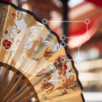 Intra Συλλεκτικό Ξύλινο Παζλ Plywood  4mm - Μεγάλη χρυσή βεντάλια στο έδαφος μπροστά από κόκκινες κουρτίνες Σε Ξύλινο Κουτί - Διαστάσεις Puzzle: 10x10 cm – 25 κομμάτια - Image 1