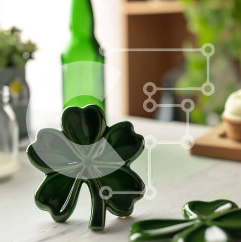 Intra Συλλεκτικό Ξύλινο Παζλ Plywood  4mm - Γιορτή μπύρας του Αγίου Πατρικίου σε ξύλινο τραπέζι Σε Ξύλινο Κουτί - Διαστάσεις Puzzle: 10x10 cm – 25 κομμάτια - Image 1