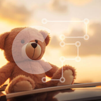 Intra Συλλεκτικό Ξύλινο Παζλ Plywood  4mm - Καφέ αρκουδάκι που κάθεται στη στέγη του αυτοκινήτου στο ηλιοβασίλεμα Σε Ξύλινο Κουτί - Διαστάσεις Puzzle: 10x10 cm – 25 κομμάτια - Image 1