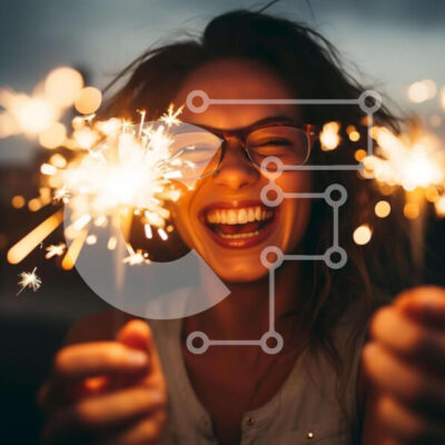 Intra Συλλεκτικό Ξύλινο Παζλ Plywood  4mm - Γυναίκα που κρατά βεγγαλικά και χαμογελά Σε Ξύλινο Κουτί - Διαστάσεις Puzzle: 10x10 cm – 25 κομμάτια - Image 1