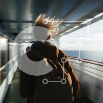 Intra Συλλεκτικό Ξύλινο Παζλ Plywood  4mm - Γυναίκα που απολαμβάνει τη βόλτα με το πλοίο με θέα στον ωκεανό Σε Ξύλινο Κουτί - Διαστάσεις Puzzle: 10x10 cm – 25 κομμάτια - Image 1