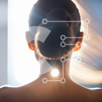 Intra Συλλεκτικό Ξύλινο Παζλ Plywood  4mm - Γυναίκα με μαλλιά σε στυλ λαγουδάκι σε στιγμές χαλάρωσης Σε Ξύλινο Κουτί - Διαστάσεις Puzzle: 10x10 cm – 25 κομμάτια - Image 1