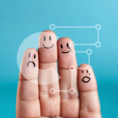 Intra Συλλεκτικό Ξύλινο Παζλ Plywood  4mm - Χέρι με χαμογελαστά πρόσωπα σε μπλε φόντο Σε Ξύλινο Κουτί - Διαστάσεις Puzzle: 10x10 cm – 25 κομμάτια - Image 1