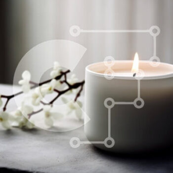 Intra Συλλεκτικό Ξύλινο Παζλ Plywood  4mm - Λευκό κερί σε ξύλινη επιφάνεια με λουλούδια στο φόντο Σε Ξύλινο Κουτί - Διαστάσεις Puzzle: 10x10 cm – 25 κομμάτια - Image 1