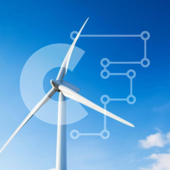 Intra Συλλεκτικό Ξύλινο Παζλ Plywood  4mm - Λευκή ανεμογεννήτρια ενάντια στο μπλε ουρανό και τα σύννεφα Σε Ξύλινο Κουτί - Διαστάσεις Puzzle: 10x10 cm – 25 κομμάτια - Image 1