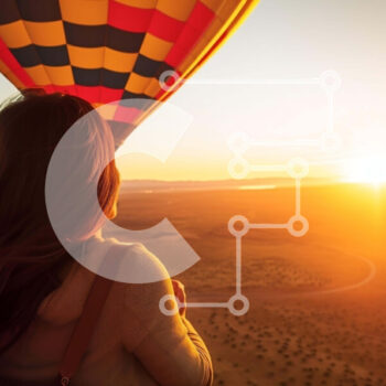 Intra Συλλεκτικό Ξύλινο Παζλ Plywood  4mm - Γυναίκα που απολαμβάνει τη θέα στο ηλιοβασίλεμα από ένα υπαίθριο μπαλόνι ζεστού αέρα Σε Ξύλινο Κουτί - Διαστάσεις Puzzle: 10x10 cm – 25 κομμάτια - Image 1