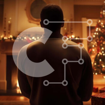 Intra Συλλεκτικό Ξύλινο Παζλ Plywood  4mm - Άνδρας που γιορτάζει τα Χριστούγεννα μπροστά από το στολισμένο δέντρο Σε Ξύλινο Κουτί - Διαστάσεις: 10x10 cm – 25 κομμάτια - Image 1