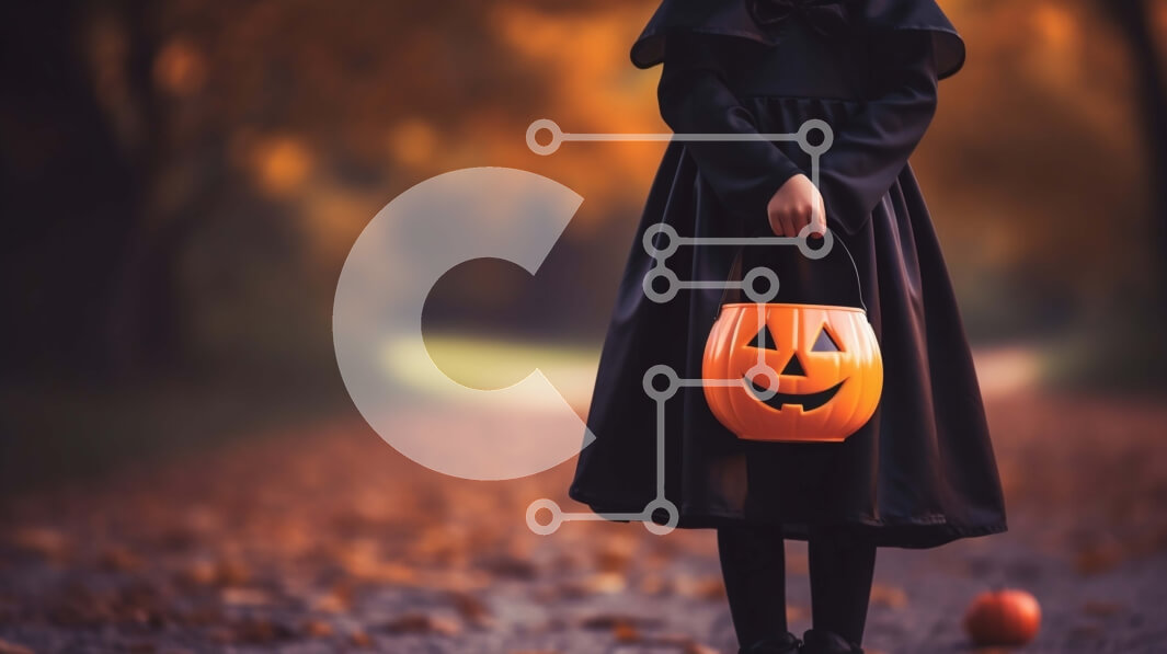 Intra Συλλεκτικό Ξύλινο Παζλ Plywood  4mm - Γυναίκα με τσάντα σε σχήμα κολοκύθας στις Απόκριες Σε Ξύλινο Κουτί - Διαστάσεις Puzzle: 10x10 cm – 25 κομμάτια