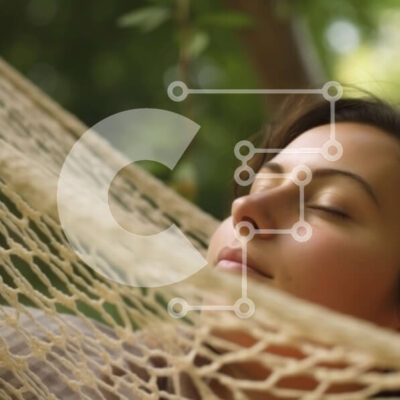 Intra Συλλεκτικό Ξύλινο Παζλ Plywood  4mm - Ειρηνική εικόνα μιας γυναίκας που αναπαύεται σε μια αιώρα σε ένα καταπράσινο δάσος Σε Ξύλινο Κουτί - Διαστάσεις: 10x10 cm – 25 κομμάτια - Image 1