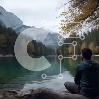 Intra Συλλεκτικό Ξύλινο Παζλ Plywood  4mm - Γαλήνια εικόνα ανθρώπου που κάθεται σε κούτσουρο με θέα στη λίμνη του βουνού με το φύλλωμα του φθινοπώρου Σε Ξύλινο Κουτί - Διαστάσεις: 10x10 cm – 25 κομμάτια - Image 1