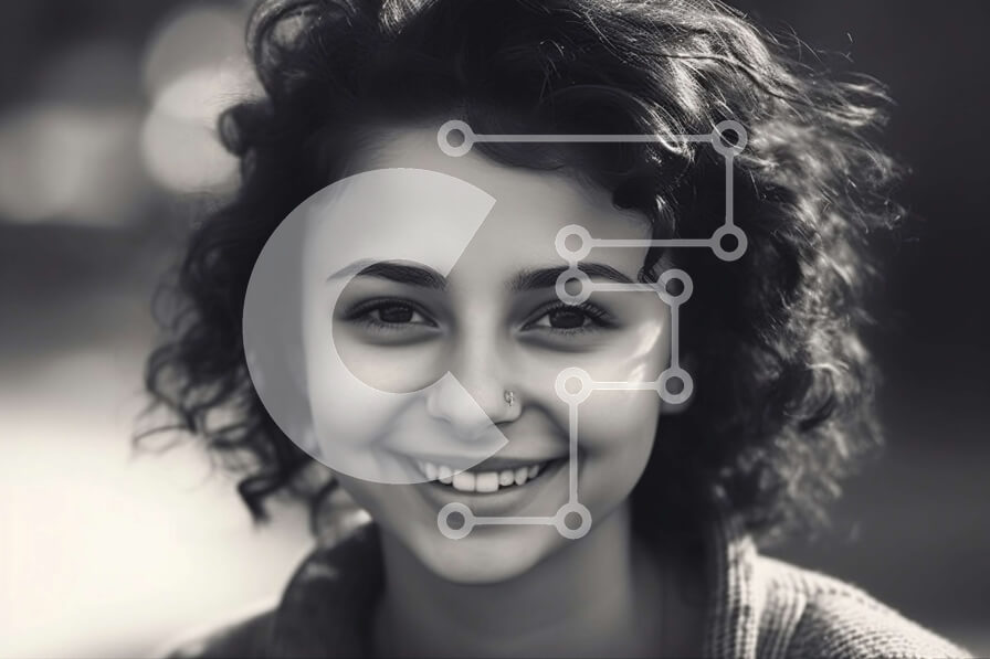 Intra Συλλεκτικό Ξύλινο Παζλ Plywood  4mm - Όμορφη εικόνα μιας χαμογελαστής γυναίκας με σγουρά μαλλιά και ένα γκρι πουλόβερ Σε Ξύλινο Κουτί - Διαστάσεις Puzzle: 10x10 cm – 25 κομμάτια