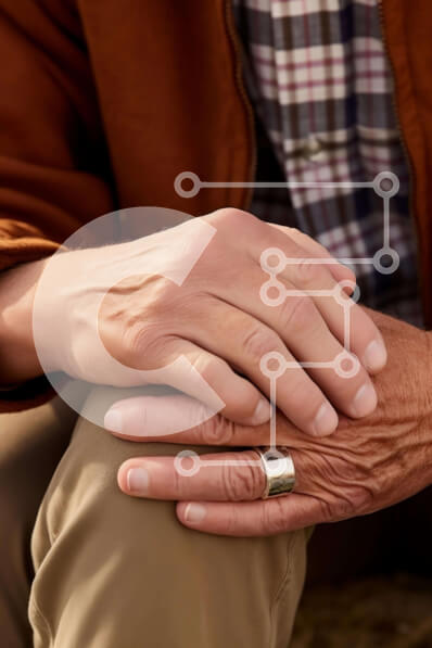 Intra Συλλεκτικό Ξύλινο Παζλ Plywood  4mm - Ηλικιωμένος άνδρας που κάθεται σε έναν πάγκο με ενωμένα χέρια Σε Ξύλινο Κουτί - Διαστάσεις Puzzle: 10x10 cm – 25 κομμάτια