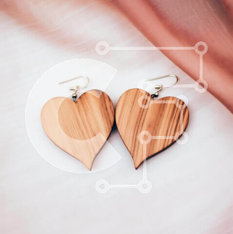 Intra Συλλεκτικό Ξύλινο Παζλ Plywood 4mm - Ξύλινα σκουλαρίκια σε σχήμα καρδιάς σε ροζ ύφασμα Σε Ξύλινο Κουτί - Διαστάσεις Puzzle: 10x10 cm – 25 κομμάτια - Image 1