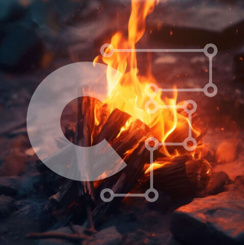 Intra Συλλεκτικό Ξύλινο Παζλ Plywood  4mm - Φωτιά στην παραλία τη νύχτα με το Driftwood και τους βράχους Στοκ Φωτογραφία Σε Ξύλινο Κουτί - Διαστάσεις Puzzle: 10x10 cm – 25 κομμάτια - Image 1