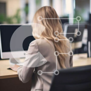 Intra Συλλεκτικό Ξύλινο Παζλ Plywood  4mm - Επικεντρωμένη γυναίκα που εργάζεται στο γραφείο σε περιβάλλον γραφείου Σε Ξύλινο Κουτί - Διαστάσεις Puzzle: 10x10 cm – 25 κομμάτια