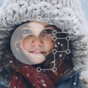 Intra Συλλεκτικό Ξύλινο Παζλ Plywood  4mm - Αξιολάτρευτη εικόνα ενός μικρού κοριτσιού με χειμερινά ρούχα που απολαμβάνει το χιόνι Σε Ξύλινο Κουτί - Διαστάσεις Puzzle: 10x10 cm – 25 κομμάτια