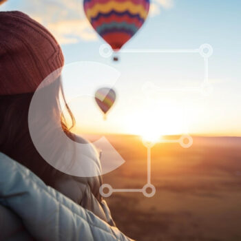 Intra Συλλεκτικό Ξύλινο Παζλ Plywood  4mm - Γυναίκα που απολαμβάνει το ηλιοβασίλεμα από το μπαλόνι ζεστού αέρα Σε Ξύλινο Κουτί - Διαστάσεις Puzzle: 10x10 cm – 25 κομμάτια - Image 1