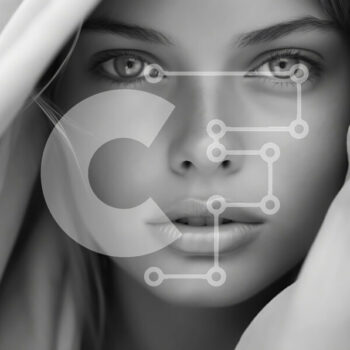 Intra Συλλεκτικό Ξύλινο Παζλ Plywood  4mm - Πορτρέτο μιας σοβαρής γυναίκας με ένα λευκό περιτύλιγμα κεφαλιού πετσέτας Σε Ξύλινο Κουτί - Διαστάσεις Puzzle: 10x10 cm – 25 κομμάτια - Image 1