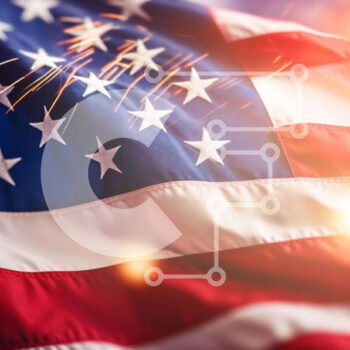 Intra Συλλεκτικό Ξύλινο Παζλ Plywood  4mm - Αμερικανική σημαία, βεγγαλικά και πυροτεχνήματα για τον εορτασμό της Ημέρας της Ανεξαρτησίας Σε Ξύλινο Κουτί - Διαστάσεις: 10x10 cm – 25 κομμάτια - Image 1