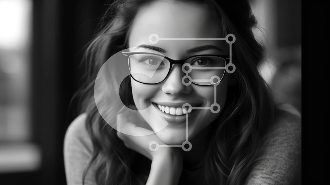 Intra Συλλεκτικό Ξύλινο Παζλ Plywood  4mm - Χαμογελώντας γυναίκα που φορά τα γυαλιά Στοκ Φωτογραφία Σε Ξύλινο Κουτί - Διαστάσεις Puzzle: 10x10 cm – 25 κομμάτια