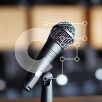 Intra Συλλεκτικό Ξύλινο Παζλ Plywood  4mm - Μαύρο μικρόφωνο σε ξύλινο τραπέζι για ηχογράφηση ή μετάδοση Σε Ξύλινο Κουτί - Διαστάσεις: 10x10 cm – 25 κομμάτια - Image 1