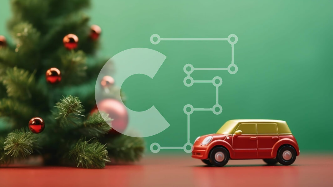 Intra Συλλεκτικό Ξύλινο Παζλ Plywood  4mm - Κόκκινο αυτοκίνητο παιχνιδιών μπροστά από το διακοσμημένο χριστουγεννιάτικο δέντρο Σε Ξύλινο Κουτί - Διαστάσεις: 10x10 cm – 25 κομμάτια