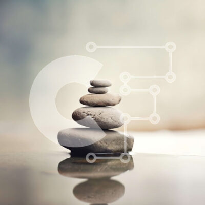 Intra Συλλεκτικό Ξύλινο Παζλ Plywood  4mm - Ισορροπημένη στοίβα βράχων στο τραπέζι με όμορφο θολό φόντο Σε Ξύλινο Κουτί - Διαστάσεις Puzzle: 10x10 cm – 25 κομμάτια - Image 1