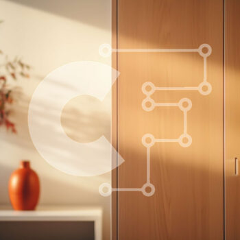 Intra Συλλεκτικό Ξύλινο Παζλ Plywood  4mm - Ξύλινη πόρτα, βάζο με λουλούδια και ηλιόλουστο παράθυρο σε ένα δωμάτιο Σε Ξύλινο Κουτί - Διαστάσεις Puzzle: 10x10 cm – 25 κομμάτια - Image 1