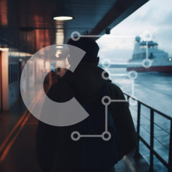 Intra Συλλεκτικό Ξύλινο Παζλ Plywood  4mm - Άτομο σε υπαίθριο πλοίο που κοιτάζει το πλοίο από απόσταση Σε Ξύλινο Κουτί - Διαστάσεις Puzzle: 10x10 cm – 25 κομμάτια - Image 1