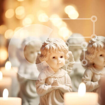 Intra Συλλεκτικό Ξύλινο Παζλ Plywood  4mm - Ομάδα λευκών ειδωλίων αγγέλων μπροστά από φωτισμένα κεριά Σε Ξύλινο Κουτί - Διαστάσεις Puzzle: 10x10 cm – 25 κομμάτια - Image 1