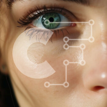 Intra Συλλεκτικό Ξύλινο Παζλ Plywood  4mm - Πορτρέτο μιας γυναίκας με μακριά καστανά μαλλιά και πράσινα μάτια Σε Ξύλινο Κουτί - Διαστάσεις Puzzle: 10x10 cm – 25 κομμάτια - Image 1