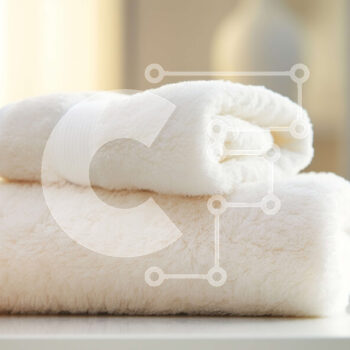 Intra Συλλεκτικό Ξύλινο Παζλ Plywood  4mm - Μινιμαλιστική εικόνα δύο λευκών πετσετών σε ένα λευκό τραπέζι Σε Ξύλινο Κουτί - Διαστάσεις Puzzle: 10x10 cm – 25 κομμάτια - Image 1