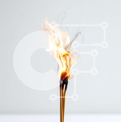 Intra Συλλεκτικό Ξύλινο Παζλ Plywood  4mm - Όμορφη εικόνα ενός αναμμένου θυμιατού σε λευκή επιφάνεια Σε Ξύλινο Κουτί - Διαστάσεις: 10x10 cm – 25 κομμάτια - Image 1