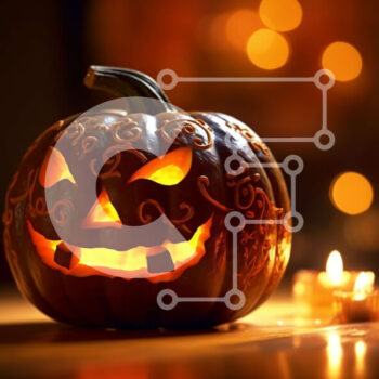 Intra Συλλεκτικό Ξύλινο Παζλ Plywood  4mm - Απόκοσμη διακόσμηση αποκριών: Σκαλιστή κολοκύθα με λαμπερό πρόσωπο σε ξύλινο τραπέζι Σε Ξύλινο Κουτί - Διαστάσεις: 10x10 cm – 25 κομμάτια - Image 1