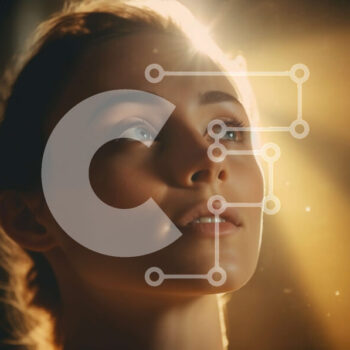 Intra Συλλεκτικό Ξύλινο Παζλ Plywood  4mm - Όμορφη εικόνα μιας γυναίκας με ένα ρέον λευκό φόρεμα με εφέ φωτοστέφανου Σε Ξύλινο Κουτί - Διαστάσεις Puzzle: 10x10 cm – 25 κομμάτια - Image 1