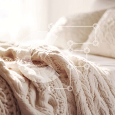 Intra Συλλεκτικό Ξύλινο Παζλ Plywood  4mm - Άνετο κοντινό πλάνο ενός λευκού κρεβατιού με βελούδινα μαξιλάρια Σε Ξύλινο Κουτί - Διαστάσεις Puzzle: 10x10 cm – 25 κομμάτια - Image 1