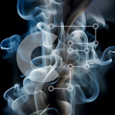 Intra Συλλεκτικό Ξύλινο Παζλ Plywood 4mm - Εκπληκτική ασπρόμαυρη φωτογραφία γυναίκας σε βραχώδη παραλία Σε Ξύλινο Κουτί - Διαστάσεις Puzzle: 10x10 cm – 25 κομμάτια - Image 1