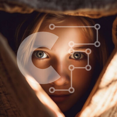 Intra Συλλεκτικό Ξύλινο Παζλ Plywood  4mm - Αξιολάτρευτη εικόνα ενός νεαρού κοριτσιού που κρυφοκοιτάζει έξω από μια κουβέρτα Σε Ξύλινο Κουτί - Διαστάσεις Puzzle: 10x10 cm – 25 κομμάτια - Image 1