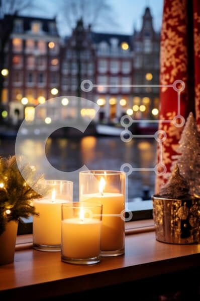 Intra Συλλεκτικό Ξύλινο Παζλ Plywood  4mm - Κεριά στο περβάζι παραθύρου με τον ορίζοντα της πόλης στο φόντο Σε Ξύλινο Κουτί - Διαστάσεις Puzzle: 10x10 cm – 25 κομμάτια