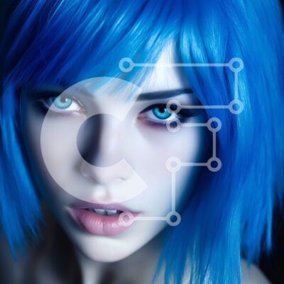 Intra Συλλεκτικό Ξύλινο Παζλ Plywood  4mm - Κοντινό πλάνο πορτρέτο μιας νεαρής γυναίκας με μπλε μαλλιά Σε Ξύλινο Κουτί - Διαστάσεις Puzzle: 10x10 cm – 25 κομμάτια - Image 1