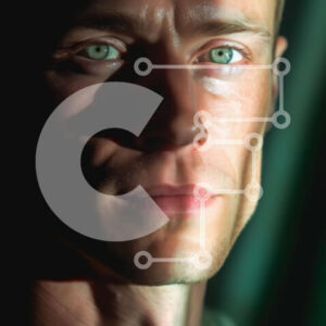 Intra Συλλεκτικό Ξύλινο Παζλ Plywood  4mm - Άνθρωπος με πράσινα μάτια και σοβαρή έκφραση μπροστά από τη νυχτερινή θέα στην πόλη Σε Ξύλινο Κουτί - Διαστάσεις Puzzle: 10x10 cm – 25 κομμάτια