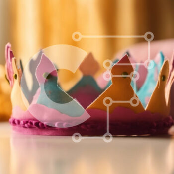 Intra Συλλεκτικό Ξύλινο Παζλ Plywood  4mm - Πολύχρωμο χειροποίητο στέμμα στο τραπέζι Σε Ξύλινο Κουτί - Διαστάσεις Puzzle: 10x10 cm – 25 κομμάτια - Image 1