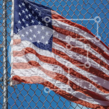 Intra Συλλεκτικό Ξύλινο Παζλ Plywood  4mm - Πατριωτικό υπόβαθρο με αμερικανική σημαία που κυματίζει στον άνεμο σε έναν φράκτη με κρίκους αλυσίδας Σε Ξύλινο Κουτί - Διαστάσεις Puzzle: 10x10 cm – 25 κομμάτια - Image 1